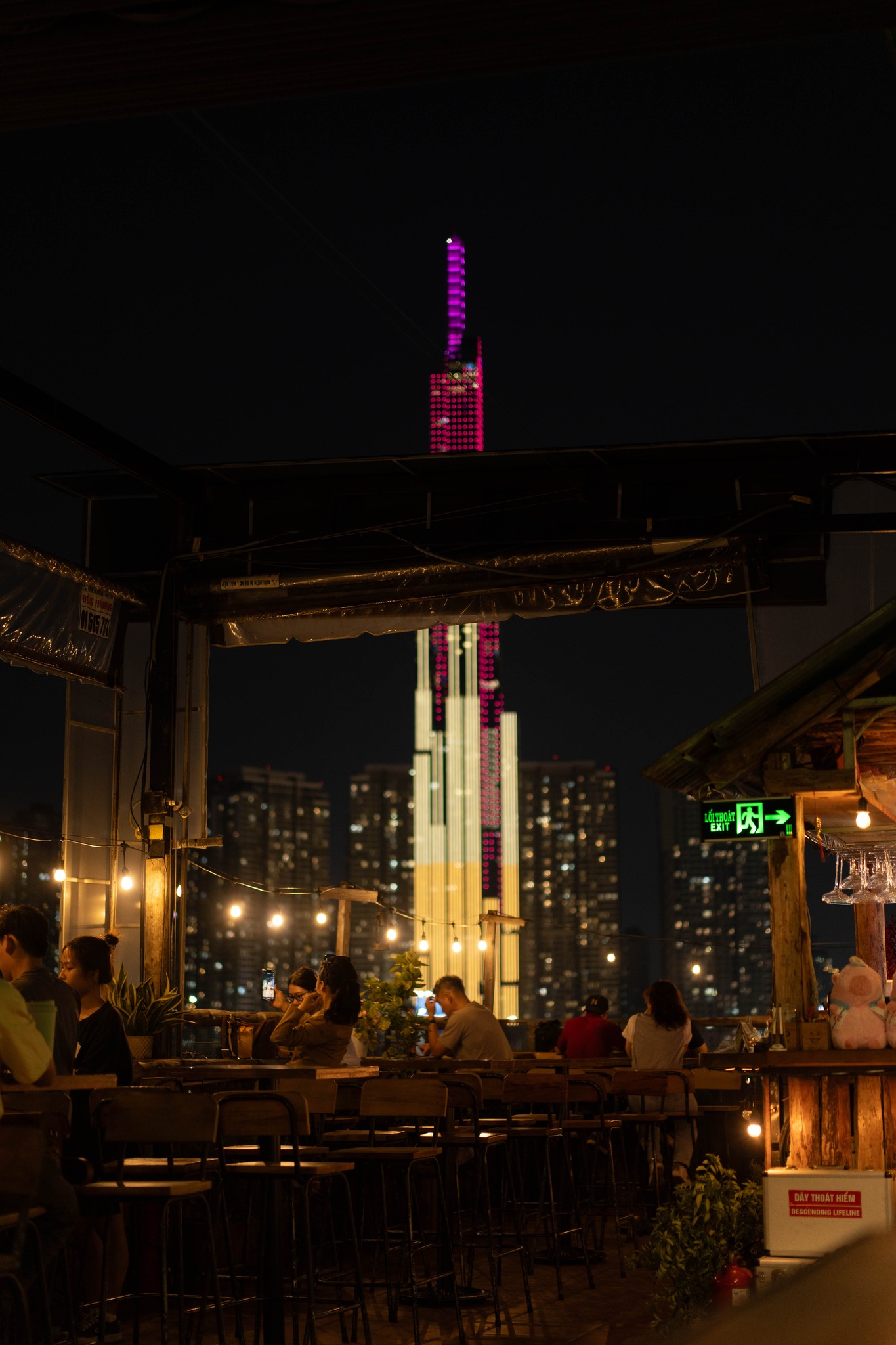 Chênh vênh rooftop - view landmak 81