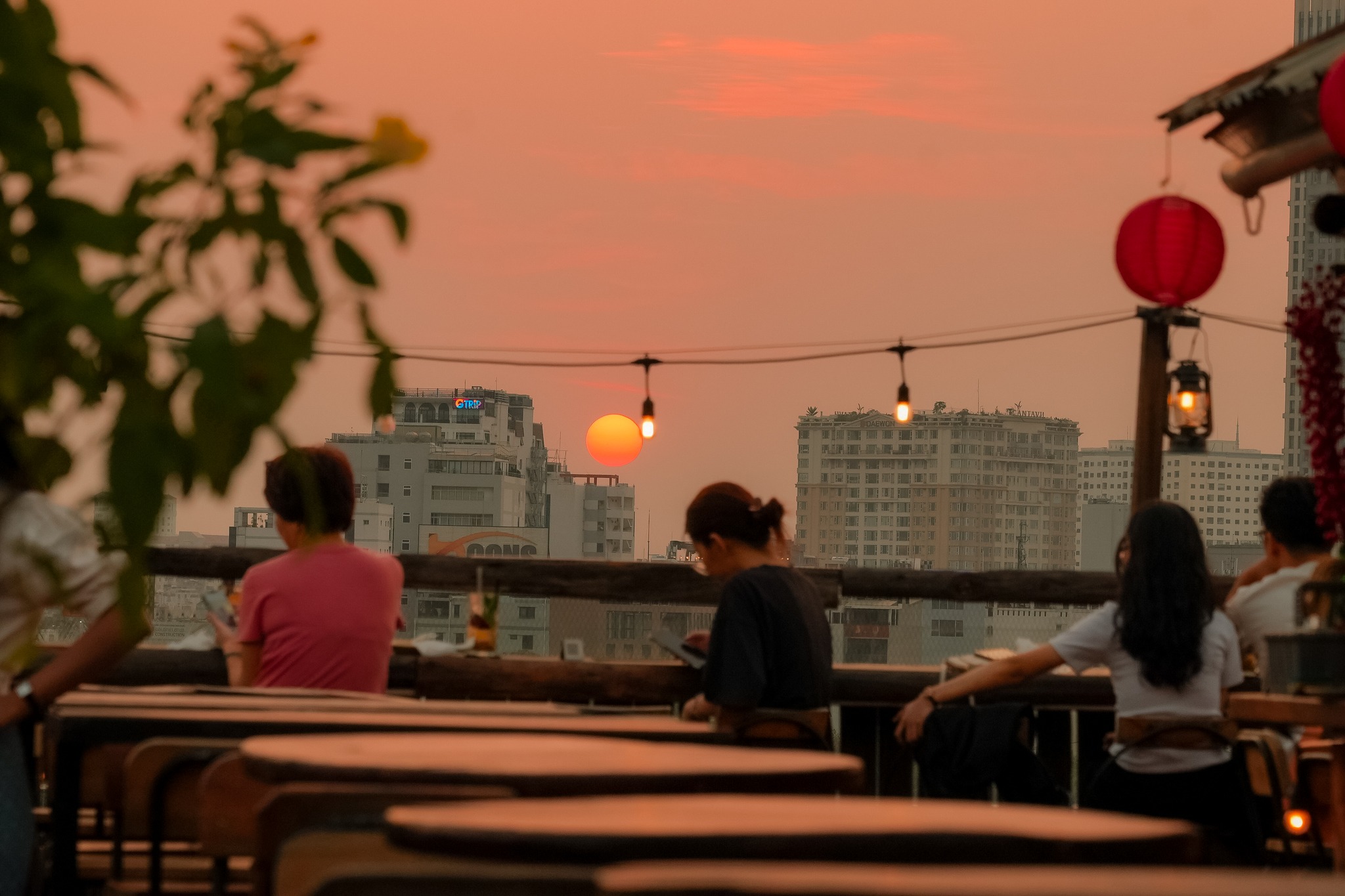 Chênh vênh rooftop - Nơi ngắm hoàng hôn giữa lòng sài gòn