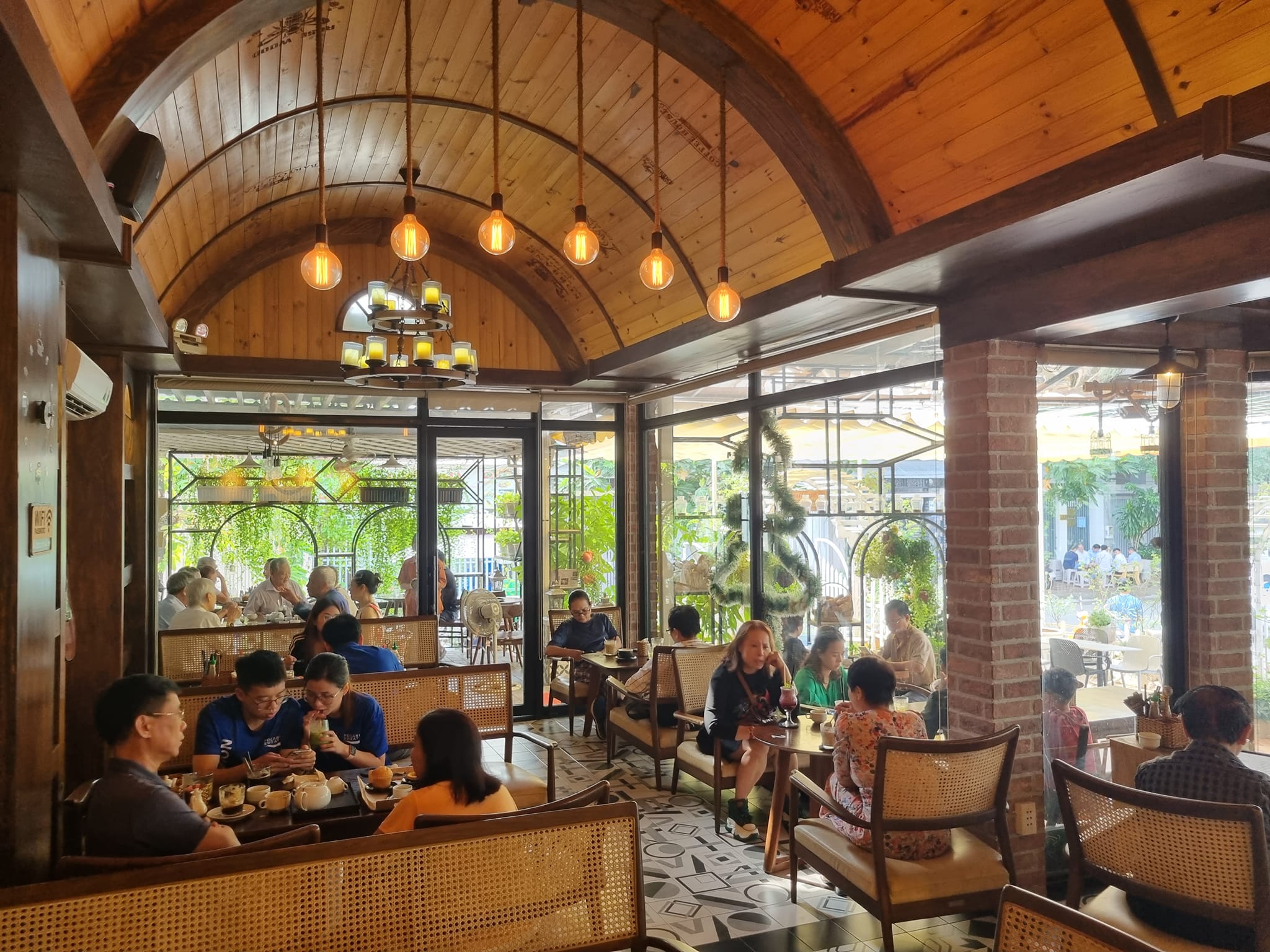 Không gian baraen coffee