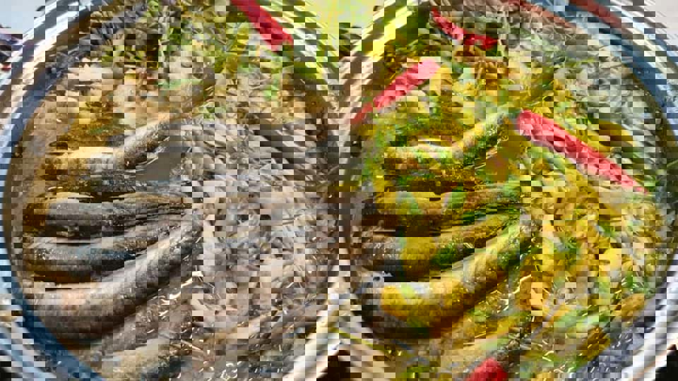 Dưới đây là cách làm món lẩu cá kèo thơm ngon, chuẩn vị miền Tây