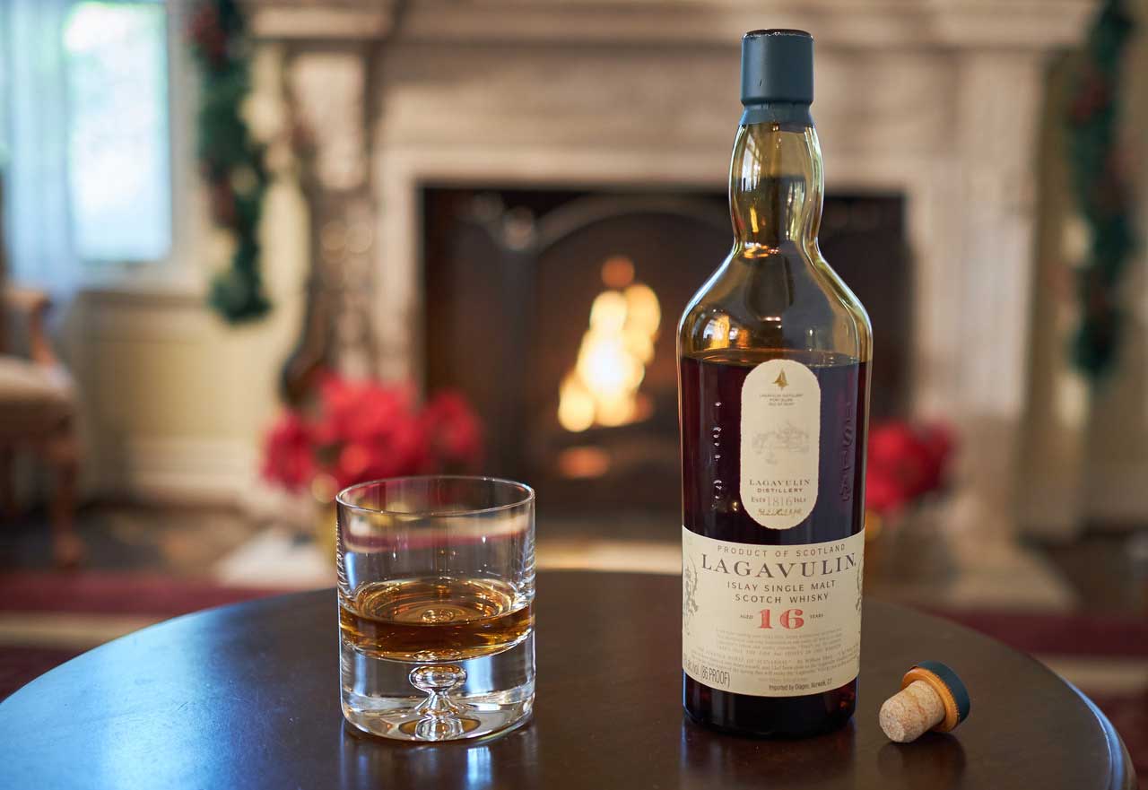 Giới thiệu về Lagavulin 16 – Huyền thoại Single Malt từ vùng Islay