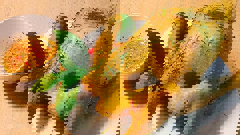 Hướng dẫn làm món Gà hấp muối