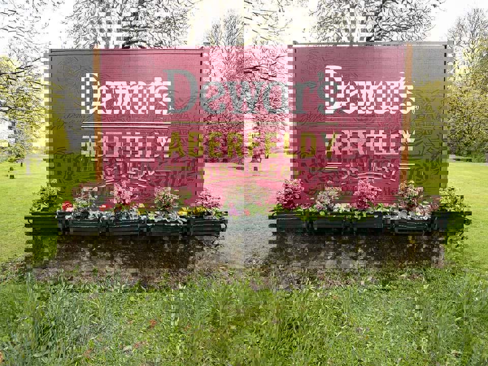 Dewar's Whisky: Hành Trình Từ Di Sản Scotland Đến Từng Giọt Hoàn Hảo Dewar's Whisky: Hành Trình Từ Di Sản Scotland Đến Từng Giọt Hoàn Hảo