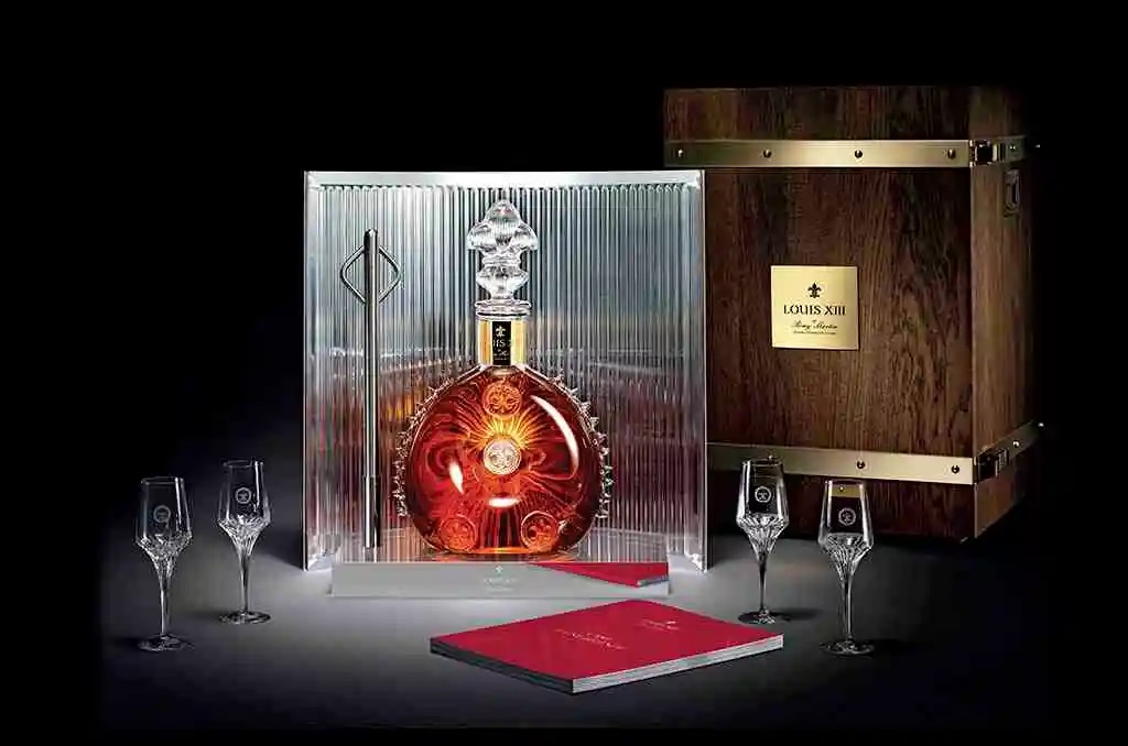 Rémy Martin Louis XIII là một dòng cognac biểu tượng, nổi tiếng với sự sang trọng và tinh tế