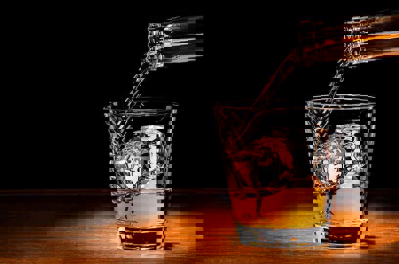 Có cần ướp lạnh Whisky không?