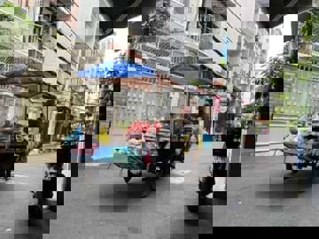 Những Cuộc Đời Mưu Sinh Gắn Bó Với Xe Hàng Rong