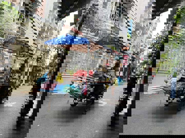 Những Cuộc Đời Mưu Sinh Gắn Bó Với Xe Hàng Rong