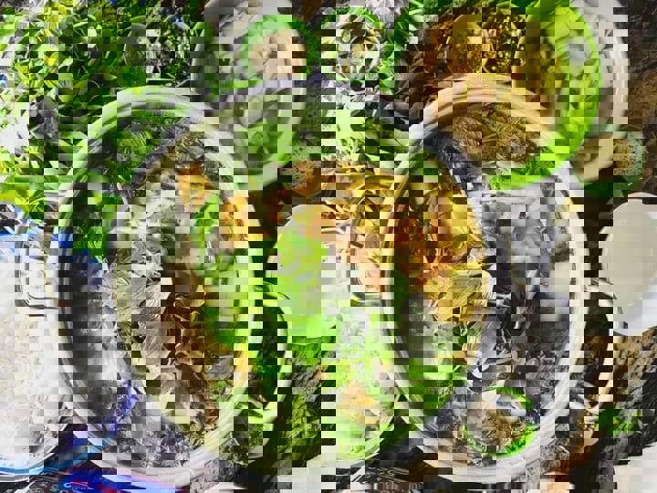 Hướng dẫn làm món Lẩu Gà Lá É