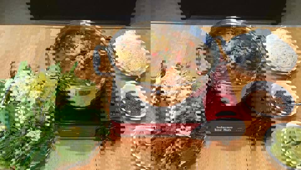 Hướng dẫn làm món Lẩu Gà Chanh Dây