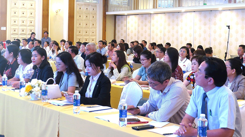 Nước suối chai nhỏ cho phòng họp, hội nghị