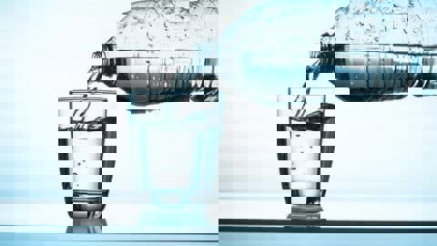 Lựa chọn giữa nước kiềm và nước khoáng để sử dụng hằng ngày