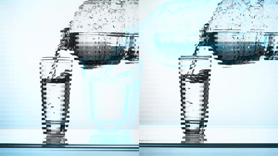 Lựa chọn giữa nước kiềm và nước khoáng để sử dụng hằng ngày