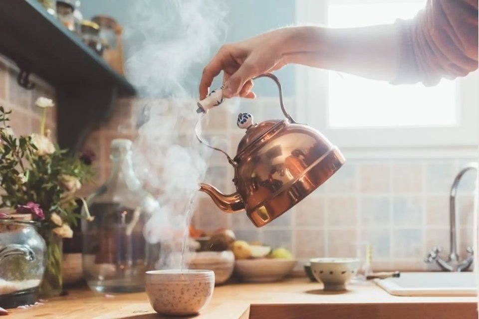 Nên uống nước máy đun sôi hay nước tinh khiết đóng bình? Nên uống nước máy đun sôi hay nước tinh khiết đóng bình?